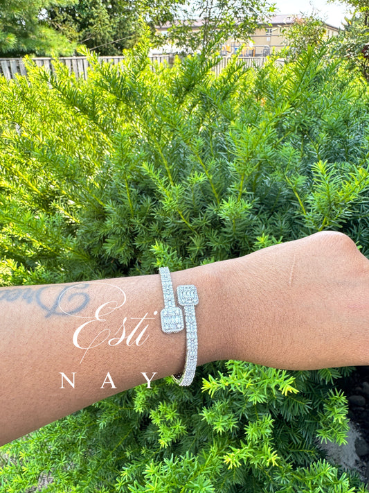 ❄️The Empress Cuff❄️ Silver